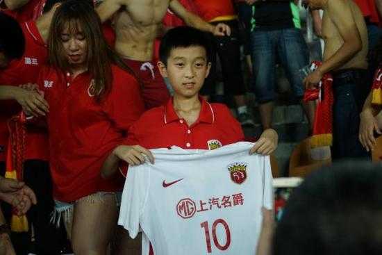 图说：随着上港成绩的提升，球迷也越来越多。