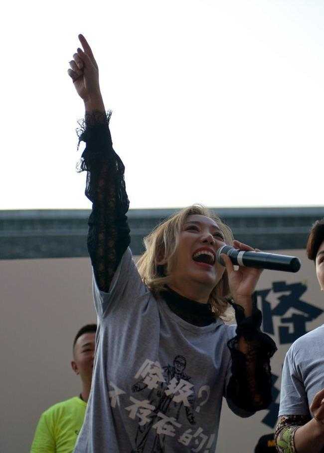 举麦指天