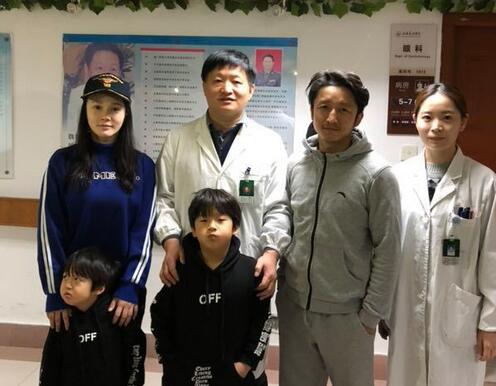 邹市明一家和医护人员合影