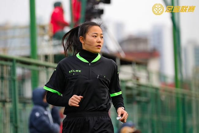 美女裁判执法足金总决赛