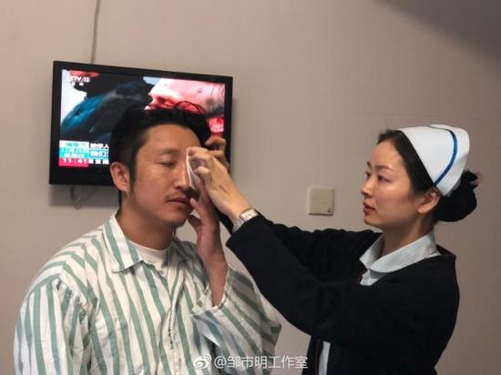 邹市明接受治疗。图片来源：@邹市明工作室