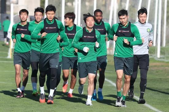 巴坎布(右三)已经随国安队冬训
