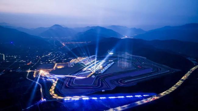 俯瞰赛道夜景