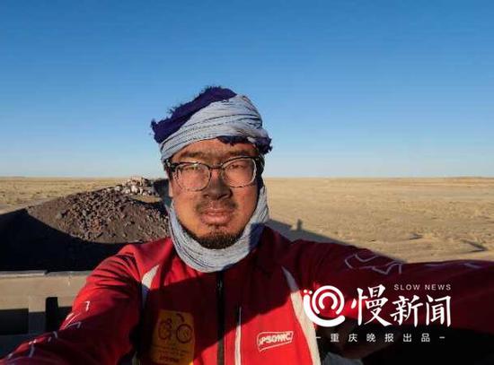 骑上矿石火车去西撒哈拉，这种刺激不想再体验。自拍一张，成炭黑了。