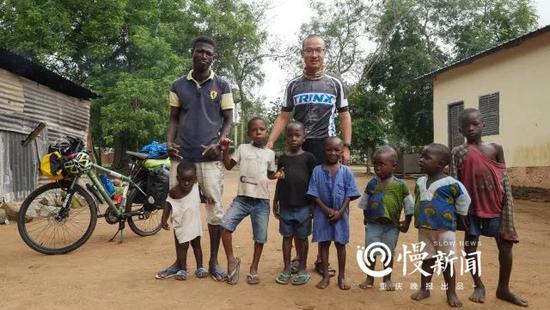 这是袁江磊第一次睡在村长家，后来路上，到近30个村长家借宿过。