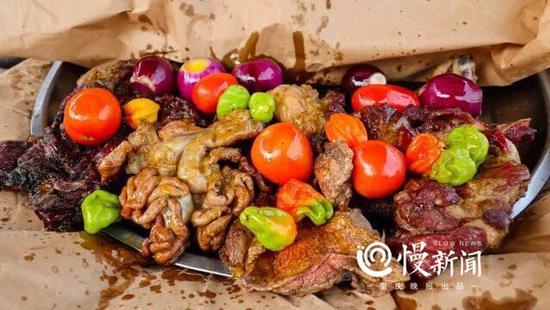 一路上，吃了太多“黑暗料理”，想念重庆火锅。