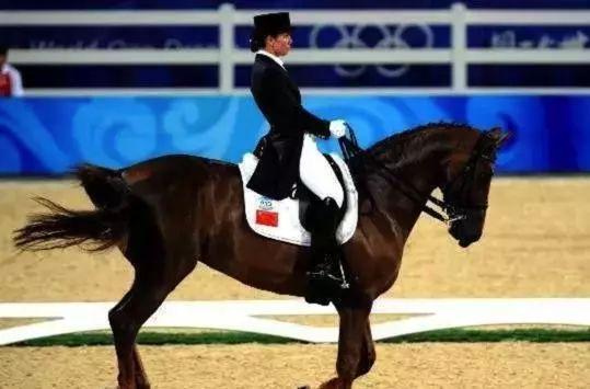 中国奥运第一位女骑手刘丽娜参加2008年