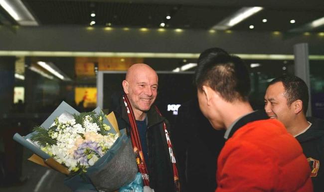 毛罗·佩德佐利抵达贵阳