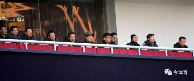 李玮锋和束昱辉一起观战
