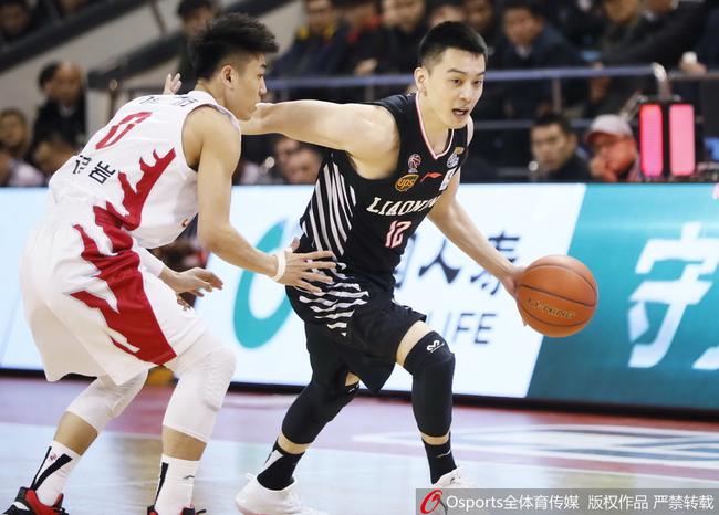杨鸣突破高诗岩防守