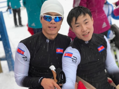 预计参加2018平昌冬季残奥会的朝鲜残疾人越野滑雪运动员马有喆(左)和金正炫(均为音译)在德国2017-2018赛季世界残奥北欧滑雪比赛上合影留念。(韩联社/金斯勒基金会代表申英顺提供)