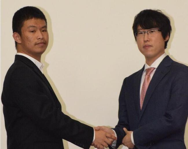 谢尔豪与井山赛前握手