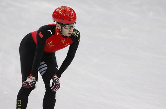 2月5日，中国短道速滑运动员武大靖在江陵冰上运动场进行赛前训练。  图
