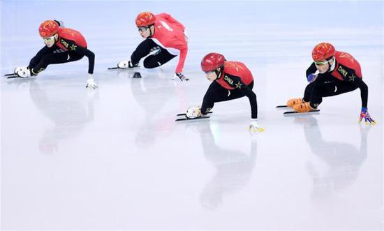 中国短道速滑队进行赛前训练。  图