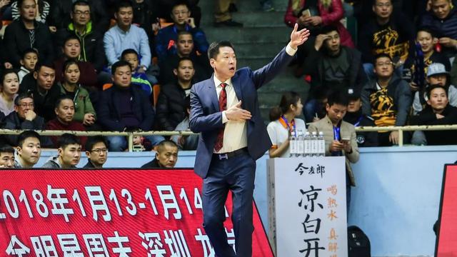 李春江在比赛中指挥
