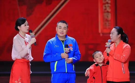 刘国梁参加《奔跑吧,新时代——2018体育嘉年华》。