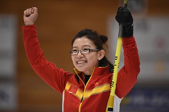 2017亚冬会女子冰壶决赛:中国12-5韩国,夺得亚冬会首枚女子冰壶金牌。