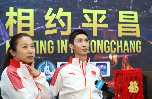 李琰(左)、武大靖接受采访。记者李钢摄