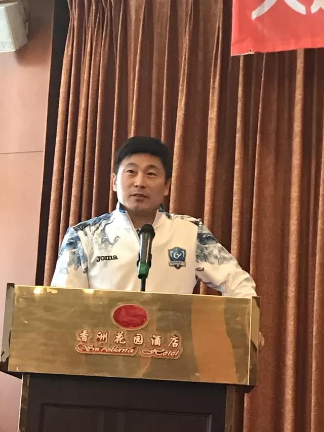 (踢球时期中国第一个效力于阿根廷博卡青年队的球员)