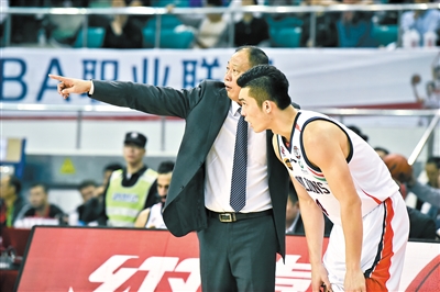 龙狮主帅崔万军给球队安排战术。@视觉中国