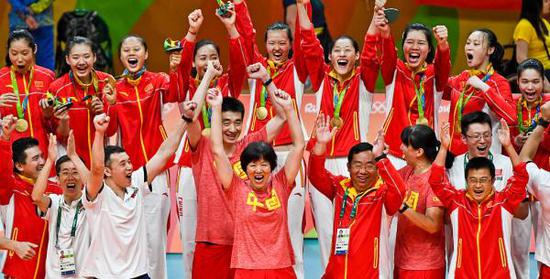 2016年8月20日，巴西里约热内卢，2016里约女排颁奖仪式举行。 视觉中国 资料图