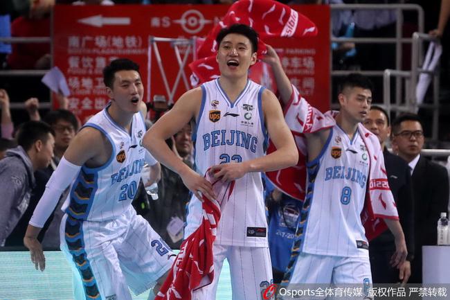 翟晓川与队友庆祝