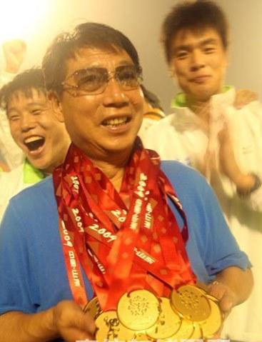 图说：徐根宝在济南率武磊等弟子夺冠，这批队员就是上港目前的本土中坚。