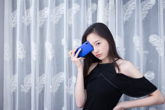丹青新配色亮眼 魅蓝E3美女图赏来袭
