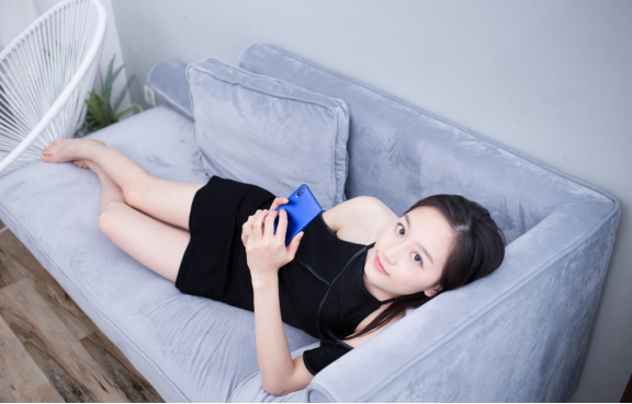 丹青新配色亮眼 魅蓝E3美女图赏来袭