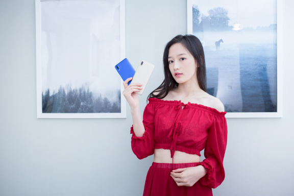 丹青新配色亮眼 魅蓝E3美女图赏来袭