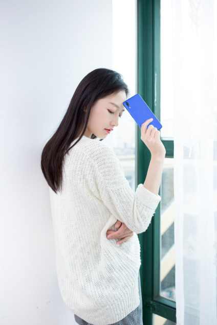 丹青新配色亮眼 魅蓝E3美女图赏来袭