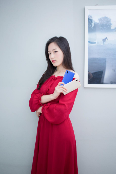 丹青新配色亮眼 魅蓝E3美女图赏来袭