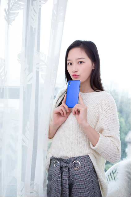 丹青新配色亮眼 魅蓝E3美女图赏来袭