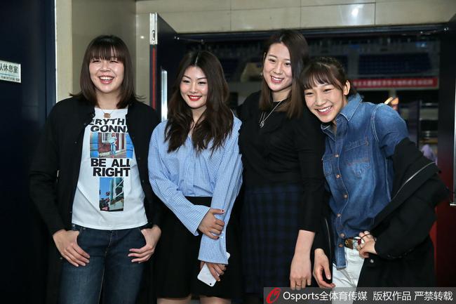 女篮队员穿时装展才艺