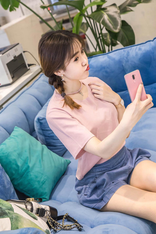 春日少女心，酷比手机 F1珊瑚粉美女图赏
