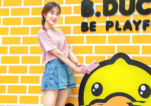 春日少女心，酷比手机 F1珊瑚粉美女图赏