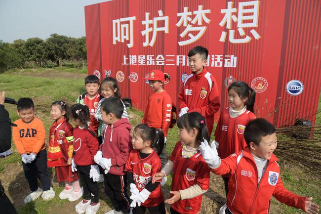 上港球迷一年后关心去年种下小树苗