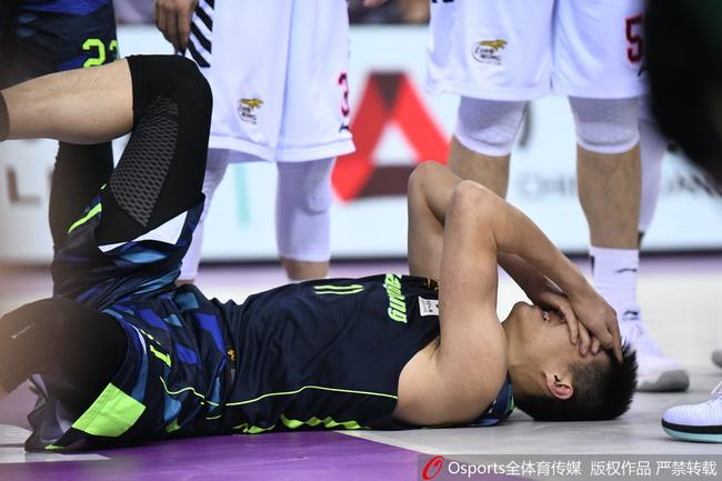 周鹏眼睛被打