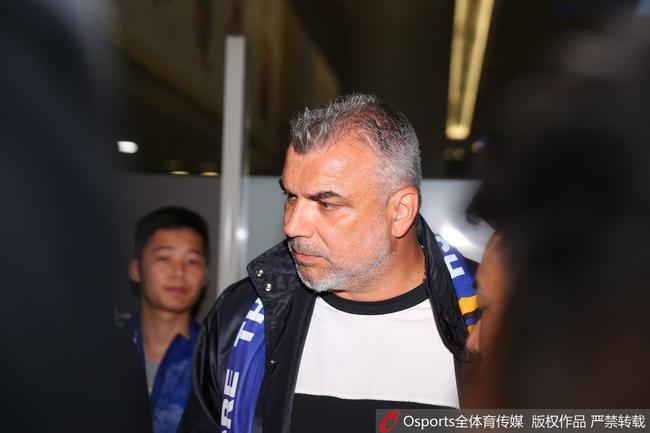 苏宁新帅奥拉罗尤抵达南京