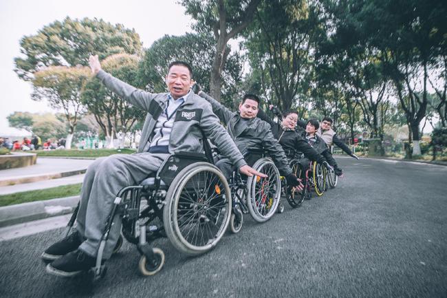 轮椅跑者组团参加昆山马拉松，走出家门超越自我。