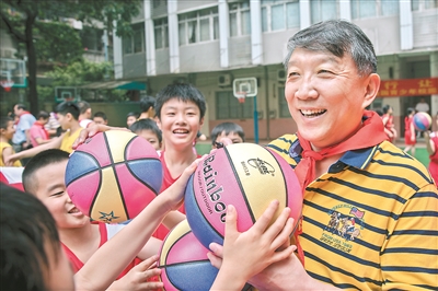 宫鲁鸣在穗参与校园篮球活动期间，接受了广州日报记者的独家专访。广州日报全媒体记者 黄维 摄