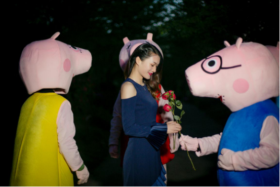 现实版小猪佩奇夫妇，为生娃降樱花雨送Derier钻戒