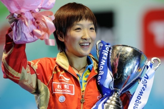 2009年,乒乓球女子决赛中,刘诗雯以4比3战胜队友郭跃,获得冠军。
