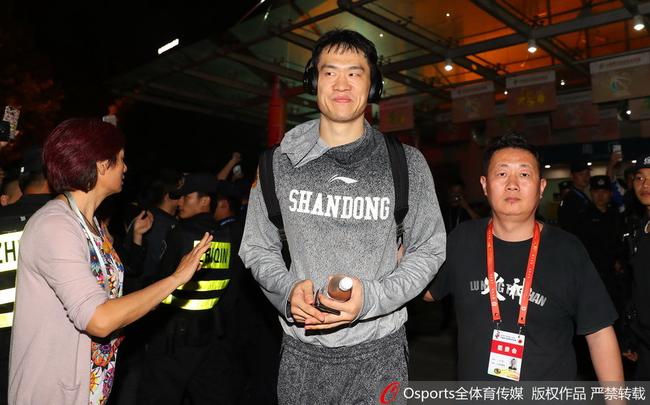 山东队离开球馆难掩失落
