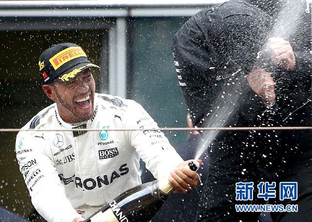 2017F1中国大奖赛:汉密尔顿夺得冠军,图为汉密尔顿在领奖台上喷洒香槟,记者凡军摄