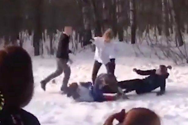 俄罗斯女球迷在雪地练习格斗技巧
