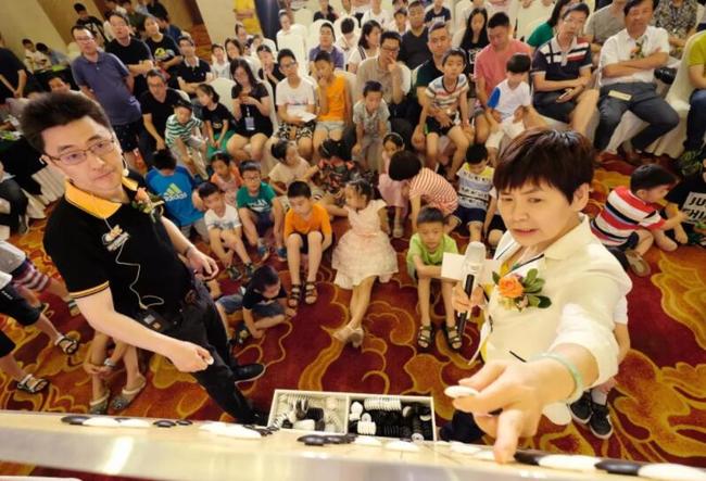 杜竹欣(左一)与华学明共同讲棋