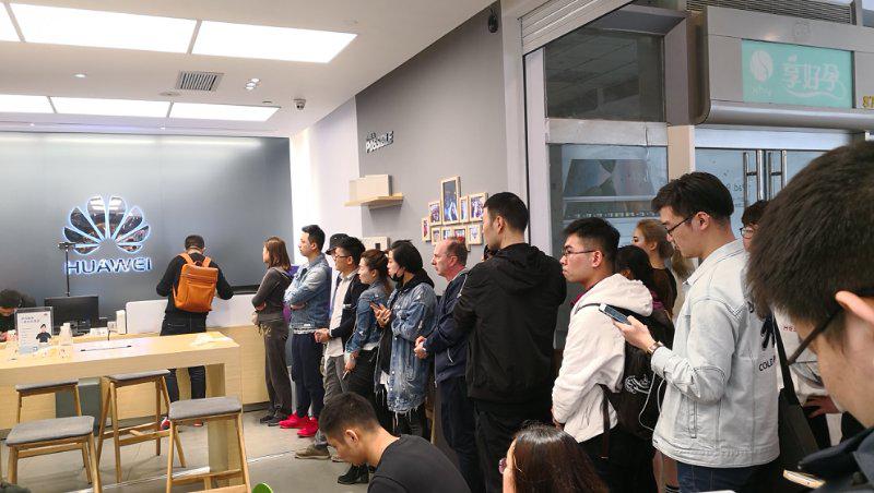 华为P20系列线上线下太火爆 当之无愧的人气王旗舰