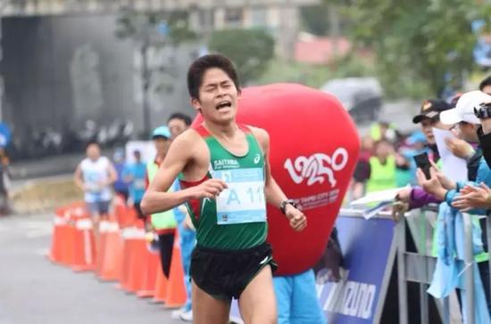 川内优辉以2：14：12摘得2016年万金石马拉松亚军