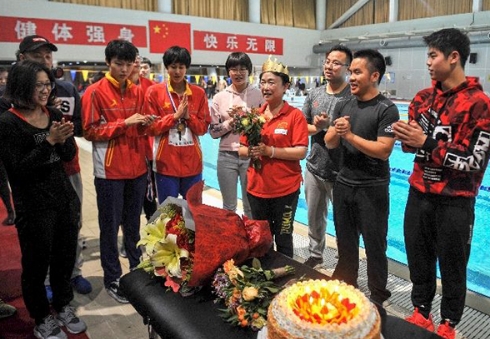 叶瑾（右四）在生日会上